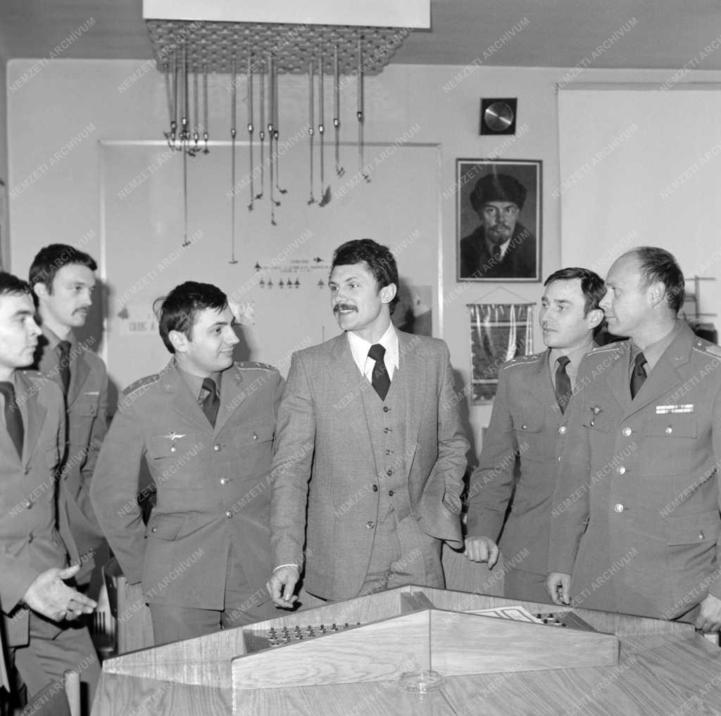 Belpolitika - Farkas Bertalan és tiszttársai