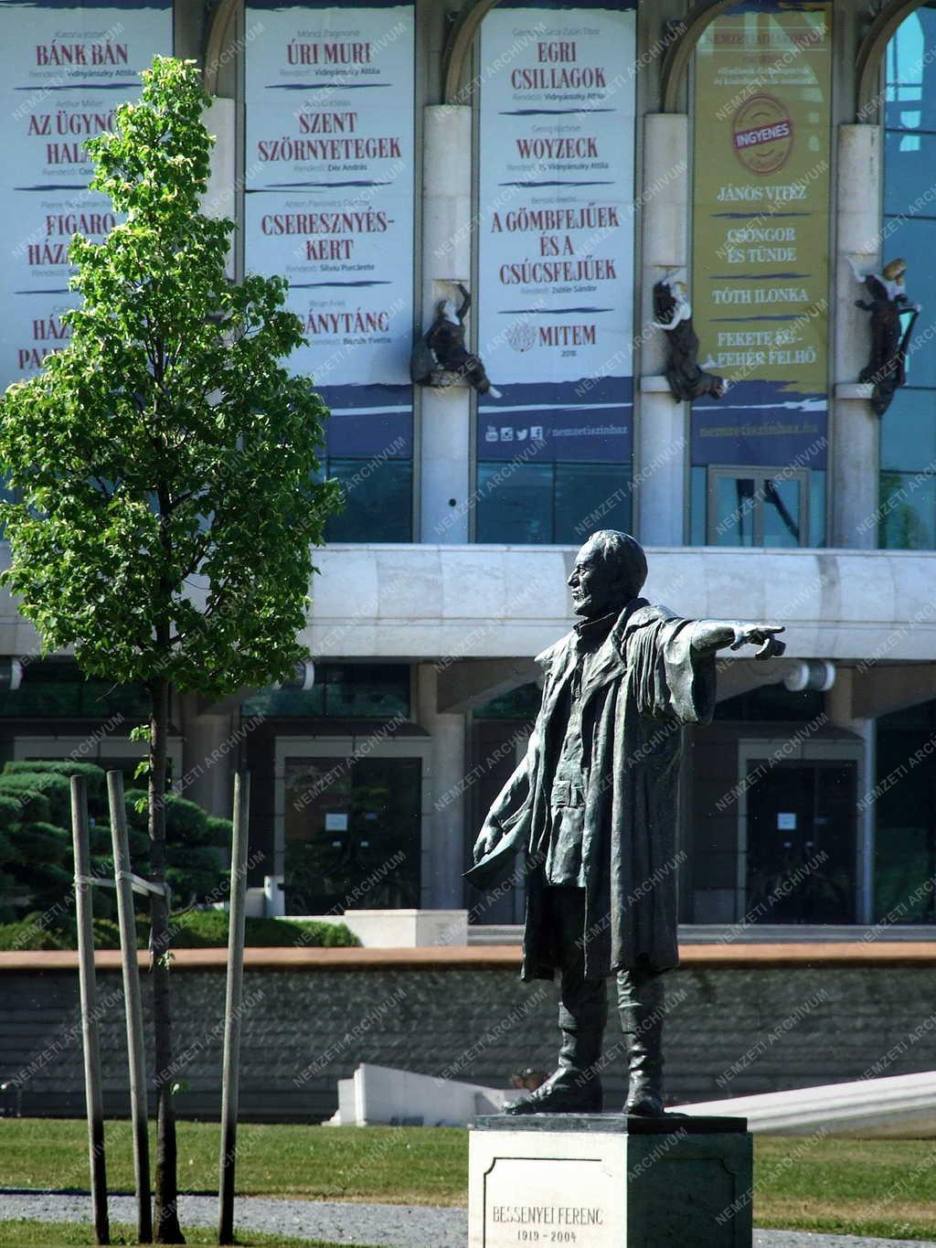 Köztéri szobor - Budapest - Bessenyei Ferenc a Nemzetinél