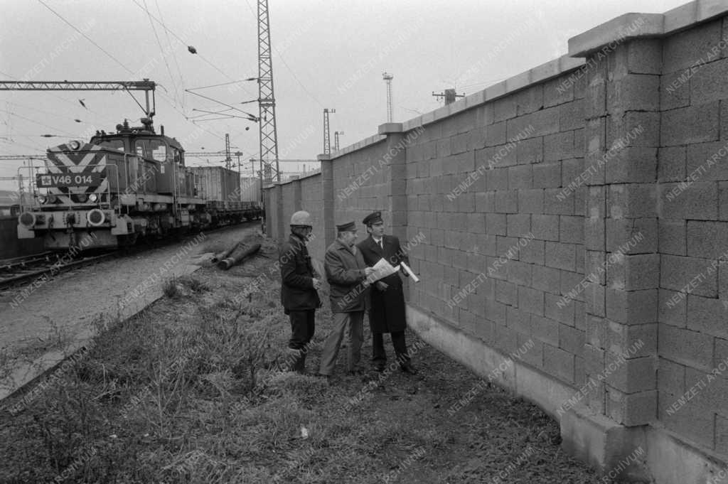 Környezetvédelem - Zajcsökkentő fal a vasútállomáson