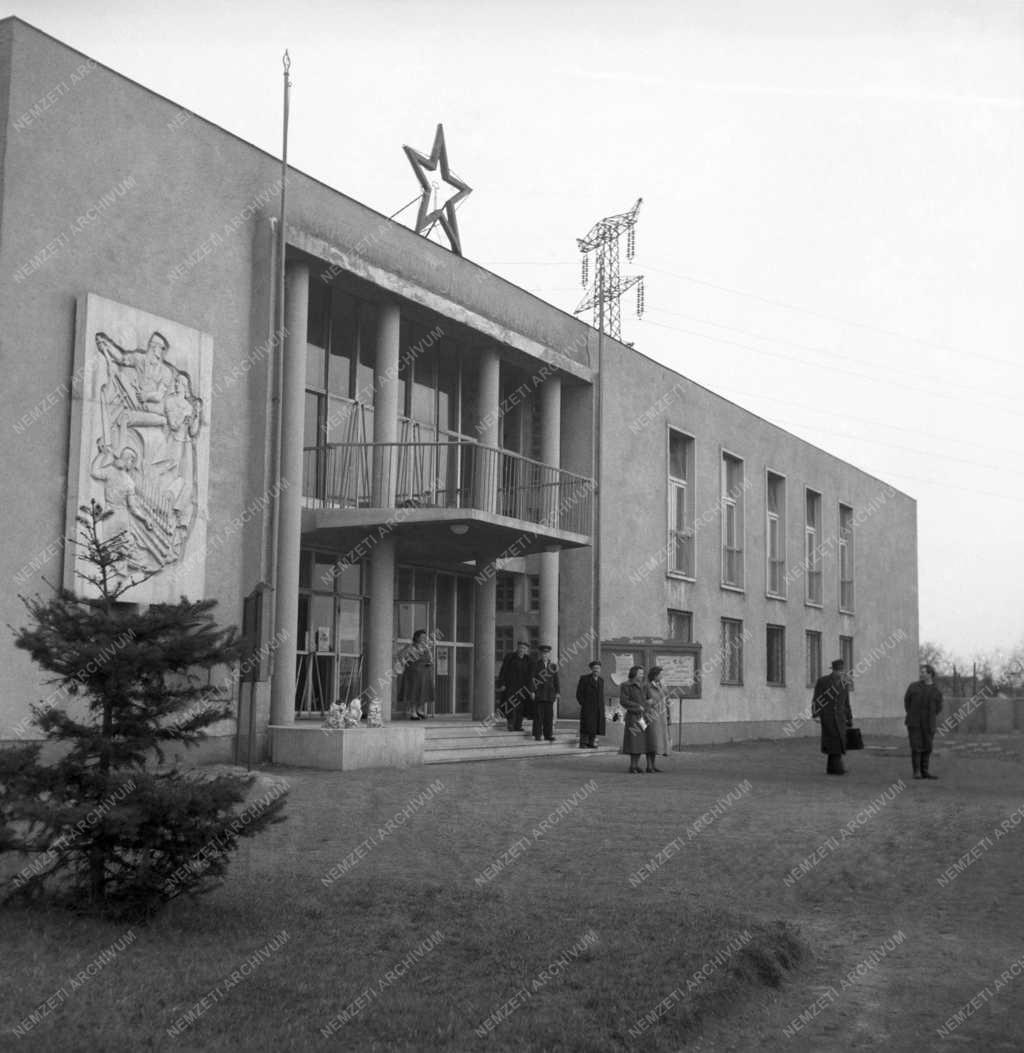 Kultúra - Hazai Fésűsfonó- és Szövőgyár Művelődési Háza