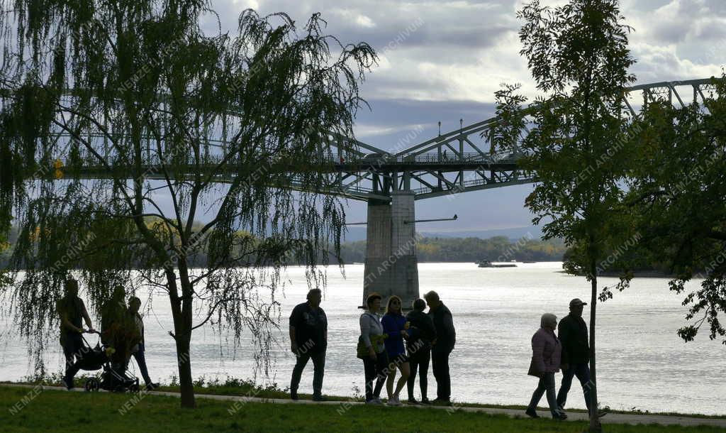 Tájkép - Esztergom - Kirándulók a Duna-parton