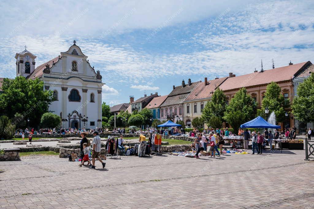 Városkép - Vác - Bolhapiac a Március 15. téren