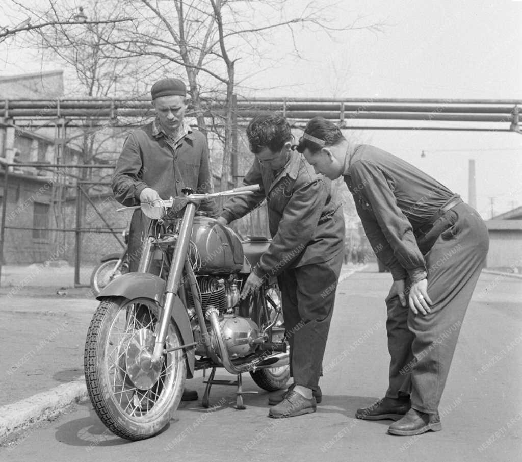 Ipar - Csepel Vas- és Fémművek Motorkerékpárgyár - Pannónia szocialista brigád