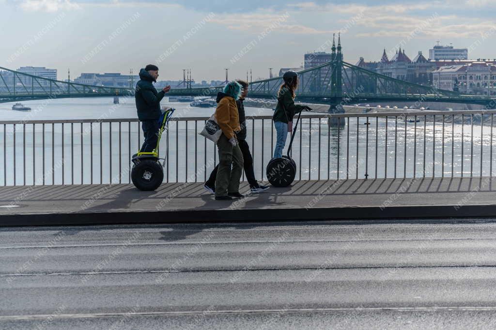 Idegenforgalom - Budapest - Segway-el közlekedő turisták