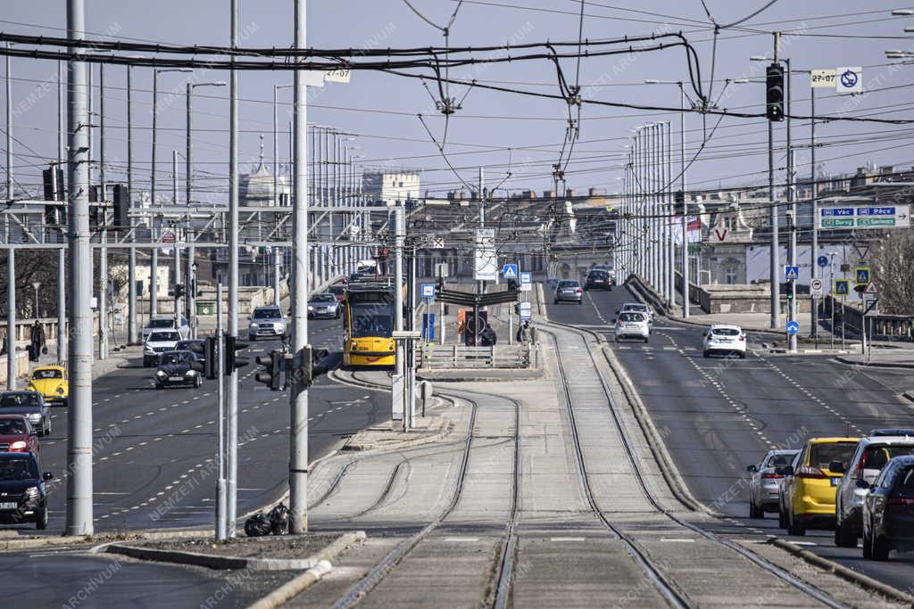 Közlekedés - Városkép - Budapest - Petőfi híd budai hídfő