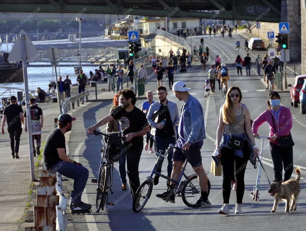 Közlekedés - Budapest - Hétvégére autómentes a pesti alsó rakpart