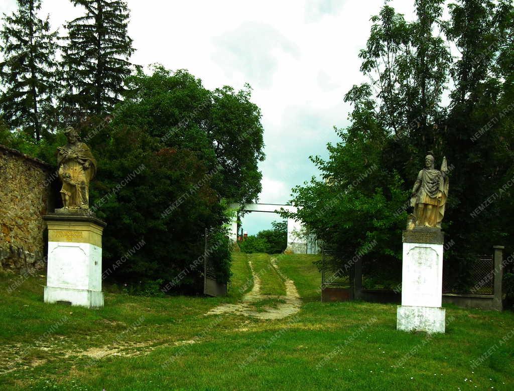 Szobrászat - Magyarpolány - Barokk szobrok a Plébániaház előtt