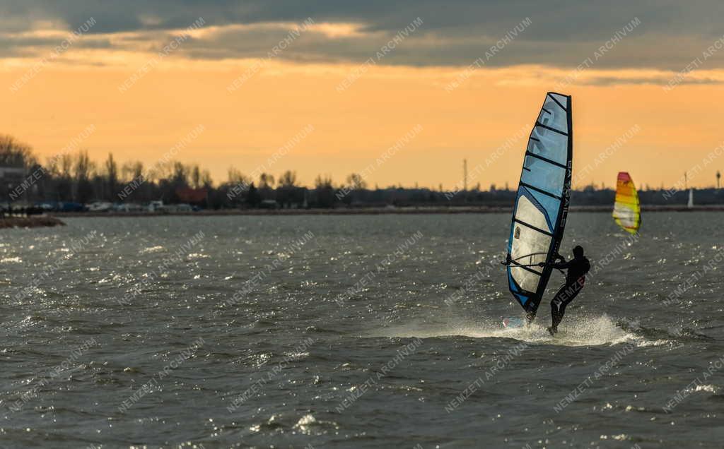 Szabadidő - Gárdony - Windsurf a Velencei-tavon