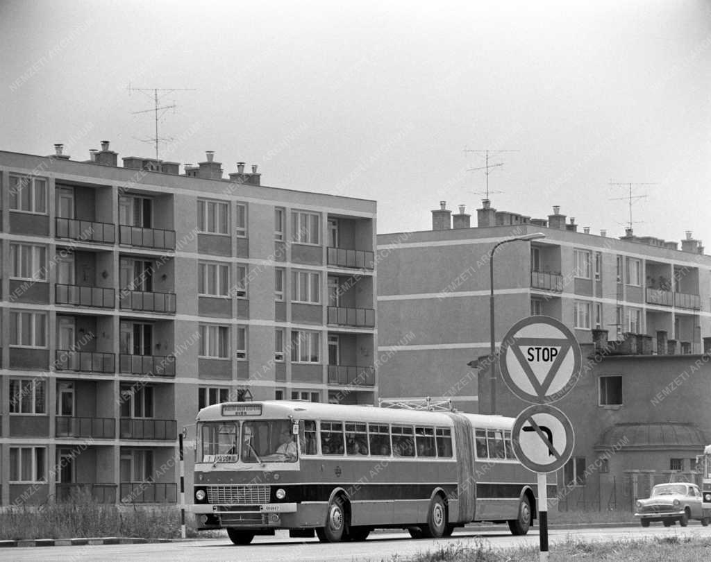 Közlekedés - Személyszállítás - Dolgozói járat a győri vagongyárban