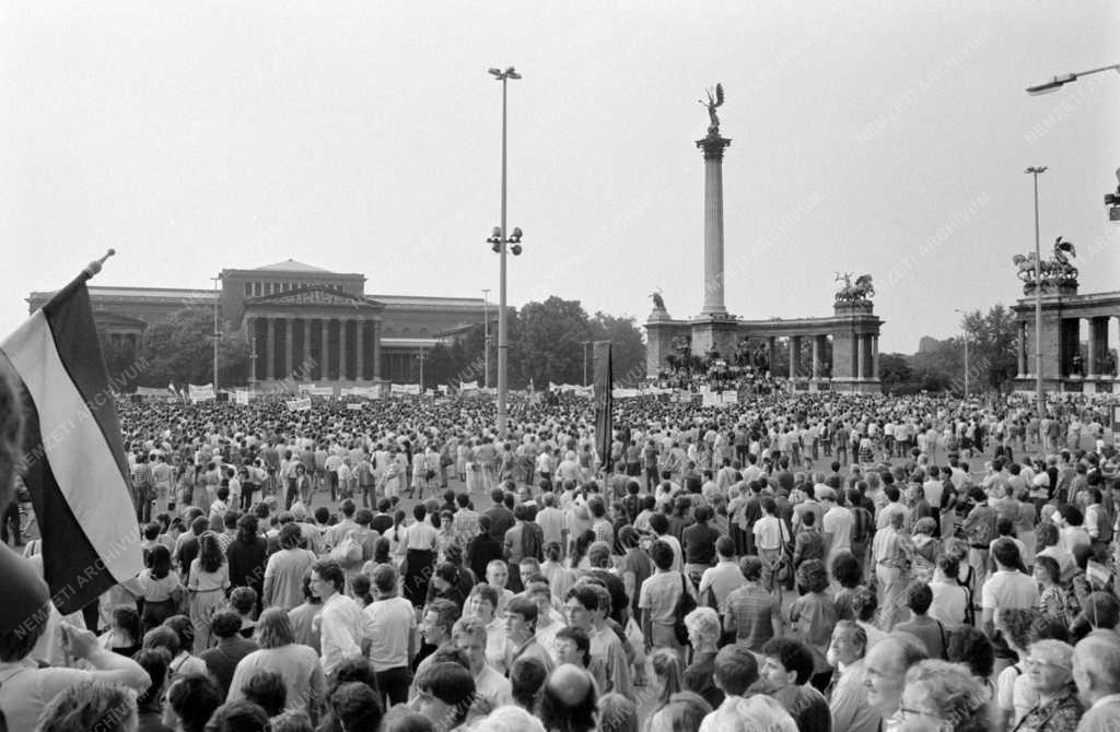 Külkapcsolat - Tüntetés a romániai falvak felszámolása ellen 