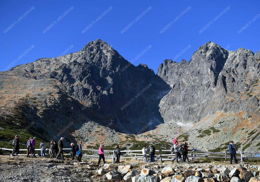 Turizmus - Tátralomnic - Túrázók a lomnici csúcs alatt