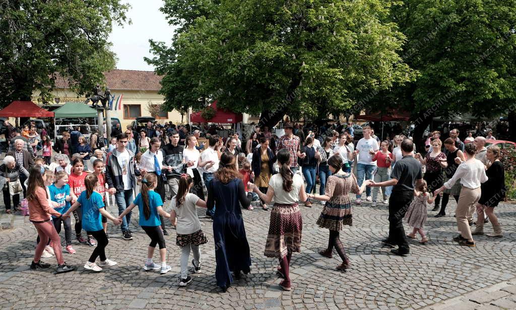 Szórakozás - Kultúra - Suhaj zenekar a nagymarosi termelői és kézművespiacon