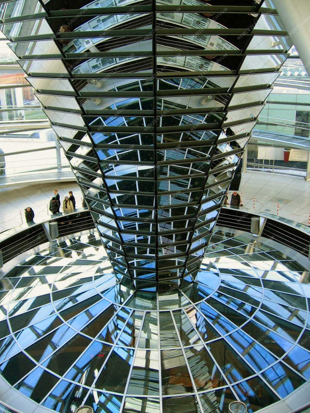 Berlin - A Reichstag kupolájában