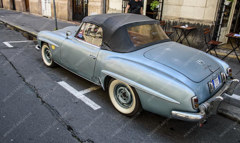 Közlekedés - Mercedes-Benz 190 SL oldtimer Budapesten