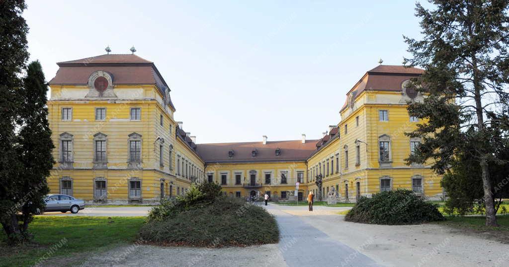 Épület - Pápa - Eszterházy-kastély