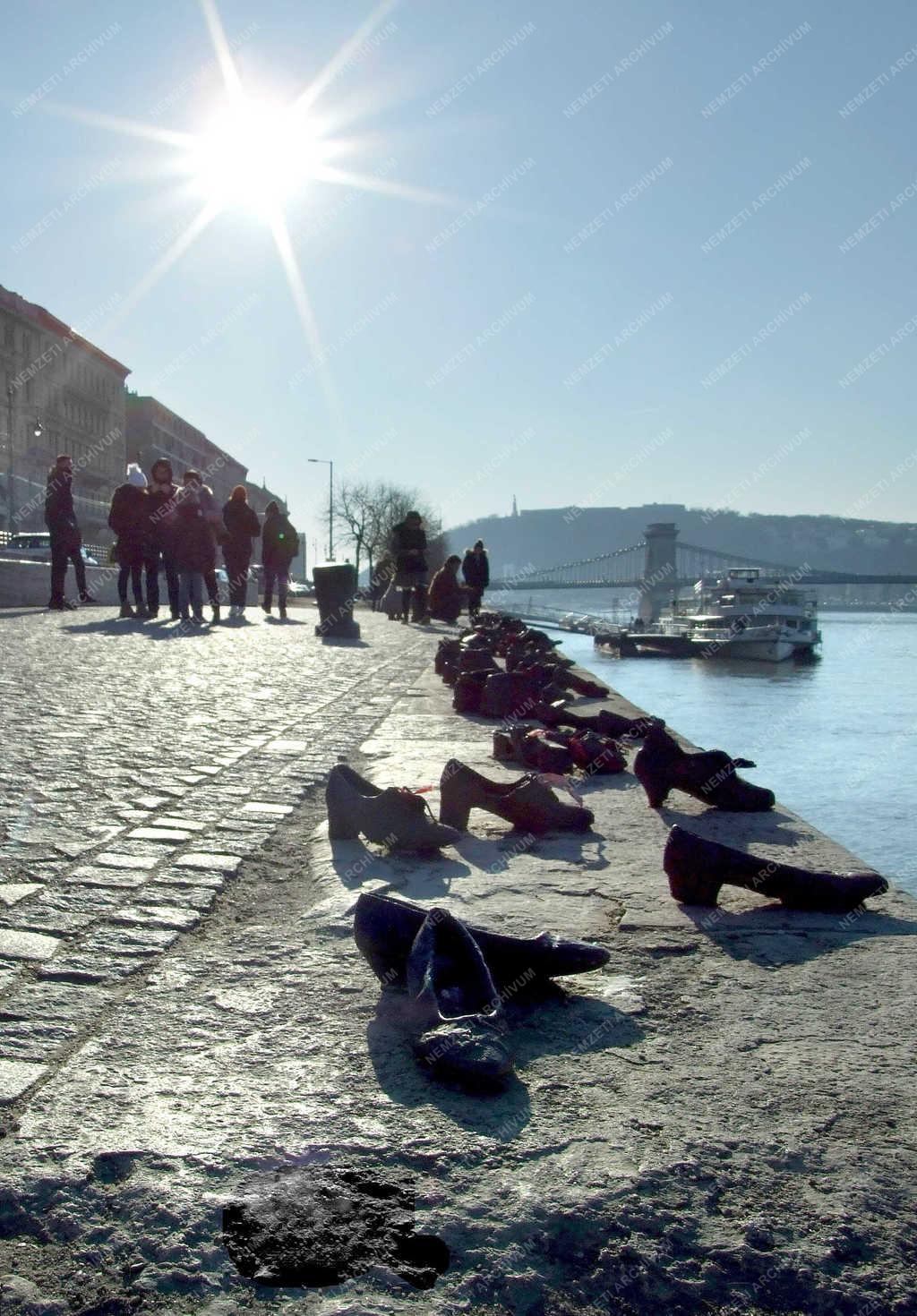 Idegenforgalom - Budapest - Külföldi turisták a holokauszt emlékműnél