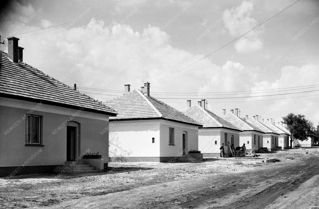 Építőipar - Családi házak átadása a bányásznapra