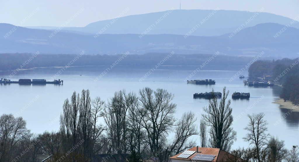 Közlekedés - Teherkomp szolgál Esztergom és Párkány között