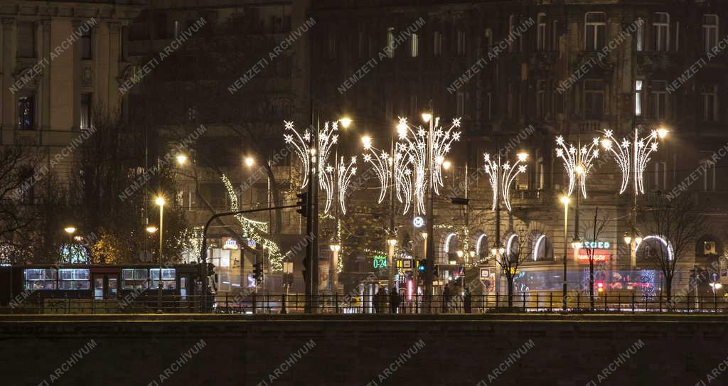 Városkép - Budapest - A Gellért tér karácsonyi díszkivilásban