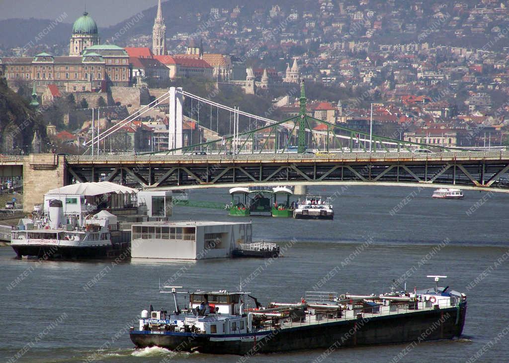 Közlekedés - Budapest - Vízi teherszállítás a Dunán