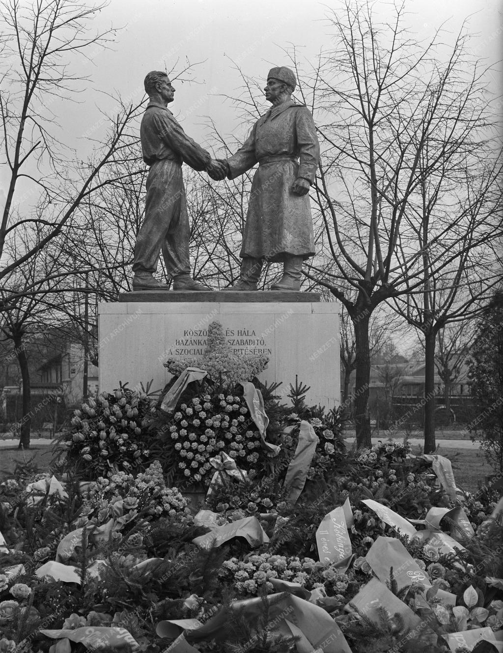 Kultúra - Szobrászat - Szovjet hősi emlékmű