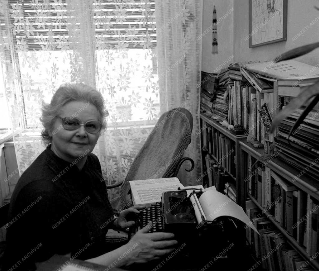 Bede Anna költő