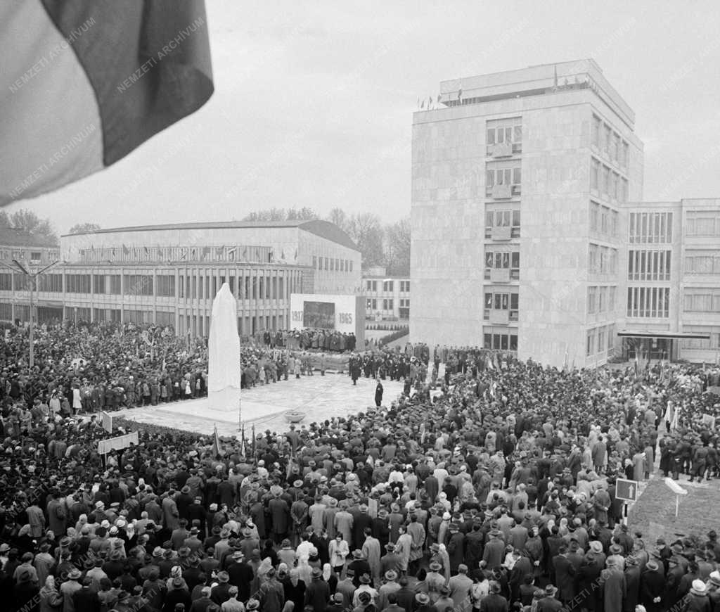 Ünnep - A Nagy Októberi Szocialista Forradalom 48. évfordulója Szombathelyen