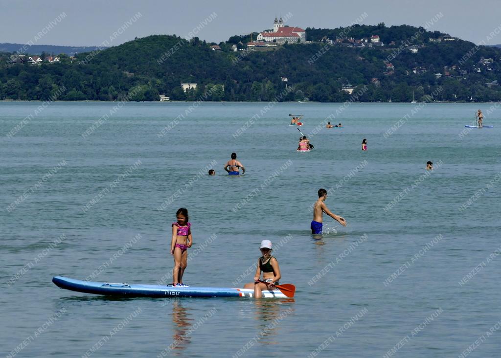 Szabadidő - Zamárdi - Fürdőzők a Balatonban