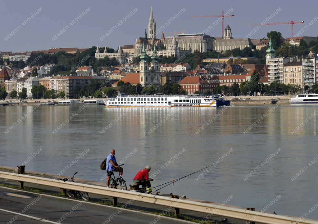 Szabadidő - Budapest - Horgász a Duna-parton