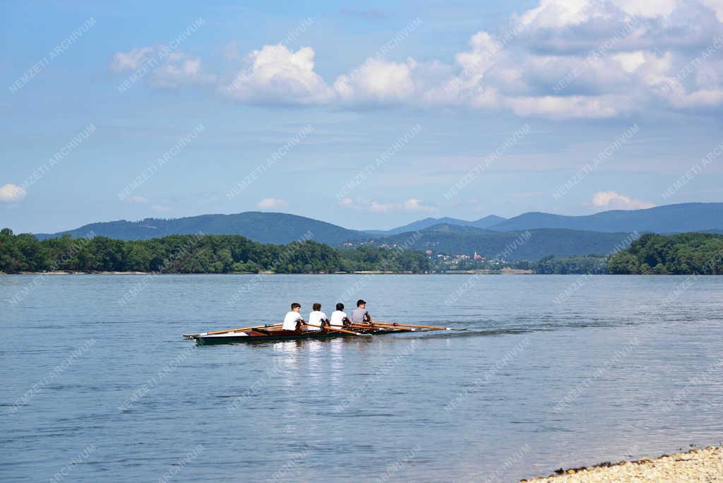 Szabadidő - Vác - Evezősök a Dunán