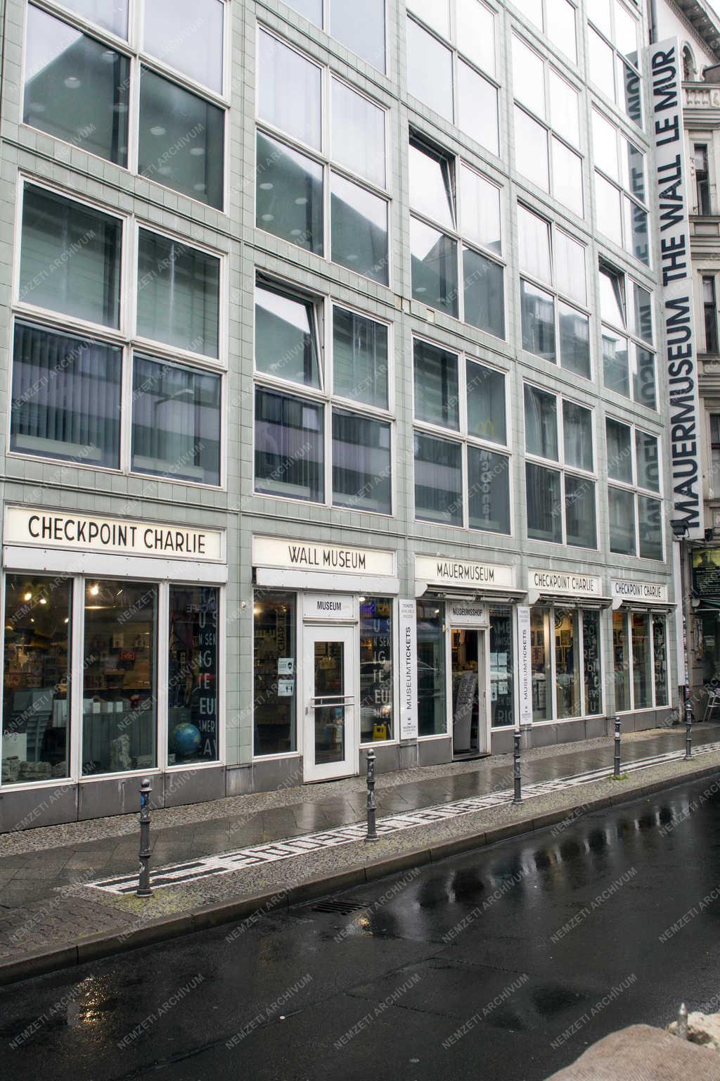 Történelmi helyszín - Berlin - A Checkpoint Charlie határátkelő