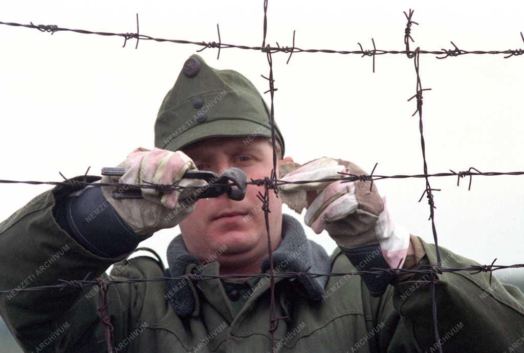 Külpolitika - Határőrség - Megkezdődött a vasfüggöny bontása
