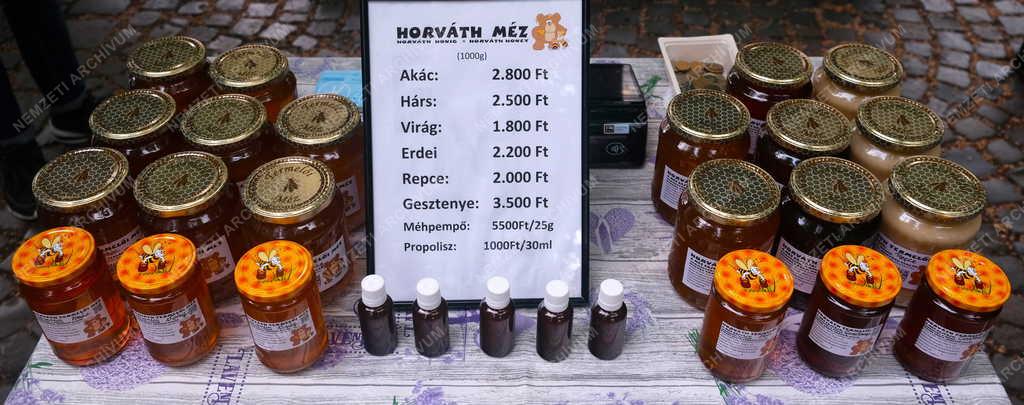 Kereskedelem - Termelői és kézművespiac Nagymaroson