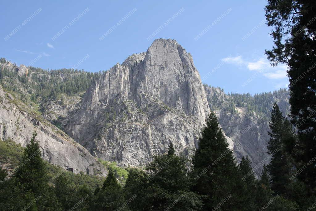 Természet - Az El Capitan sziklatömbje a Yosemite völgyben