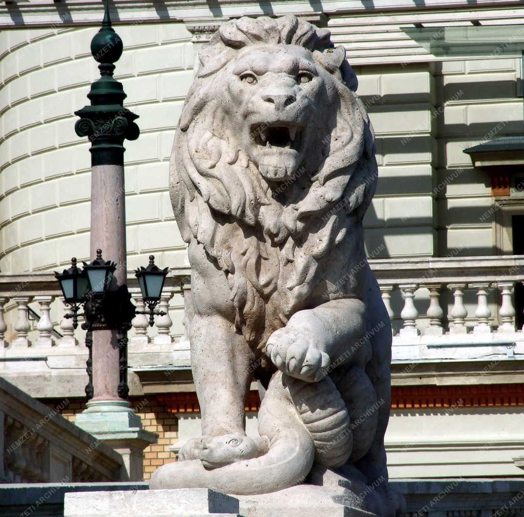 Műalkotás - Budapest - A Várkert Bazár kőoroszlánja