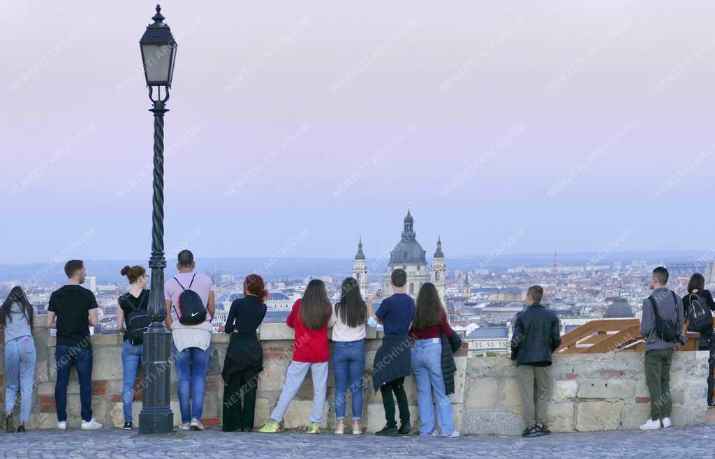 Idegenforgalom - Budapest - Fiatal turisták a Budai Várban