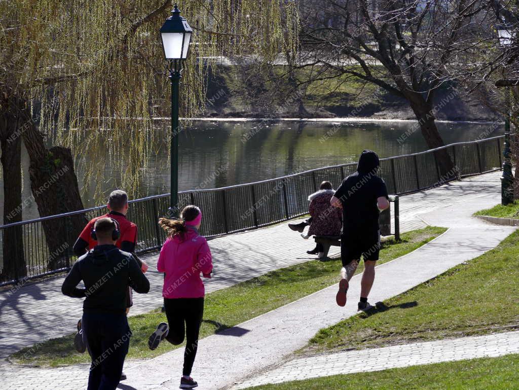 Életkép - Budapest - Kora tavaszi időjárás a Feneketlen-tónál