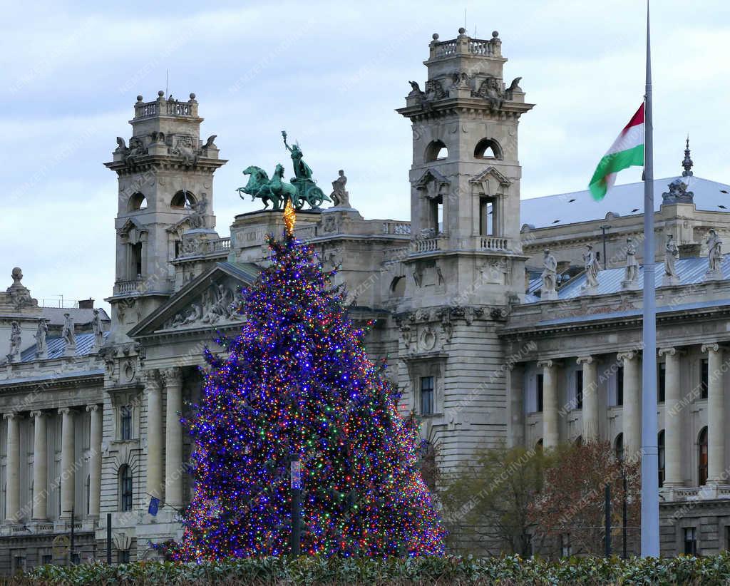 Ünnep - Budapest - Az ország karácsonyfája a Parlamentnél