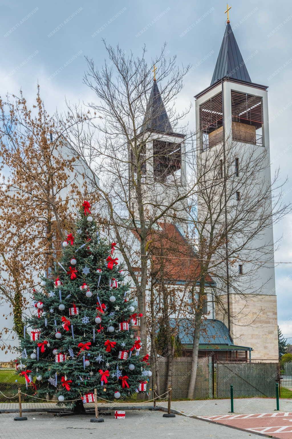 Ünnep - Karácsonyfa Szigetszentmiklóson a Szent Erzsébet téren