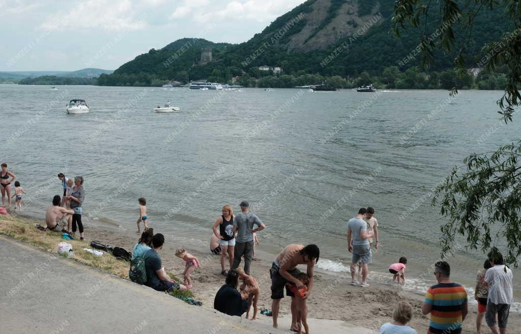 Szabadidő - Nagymarosi szabadstrand a Dunán