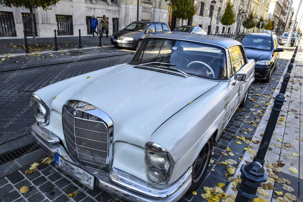 Közlekedés - Mercedes-Benz 280SE Coupe a budapesti utcán