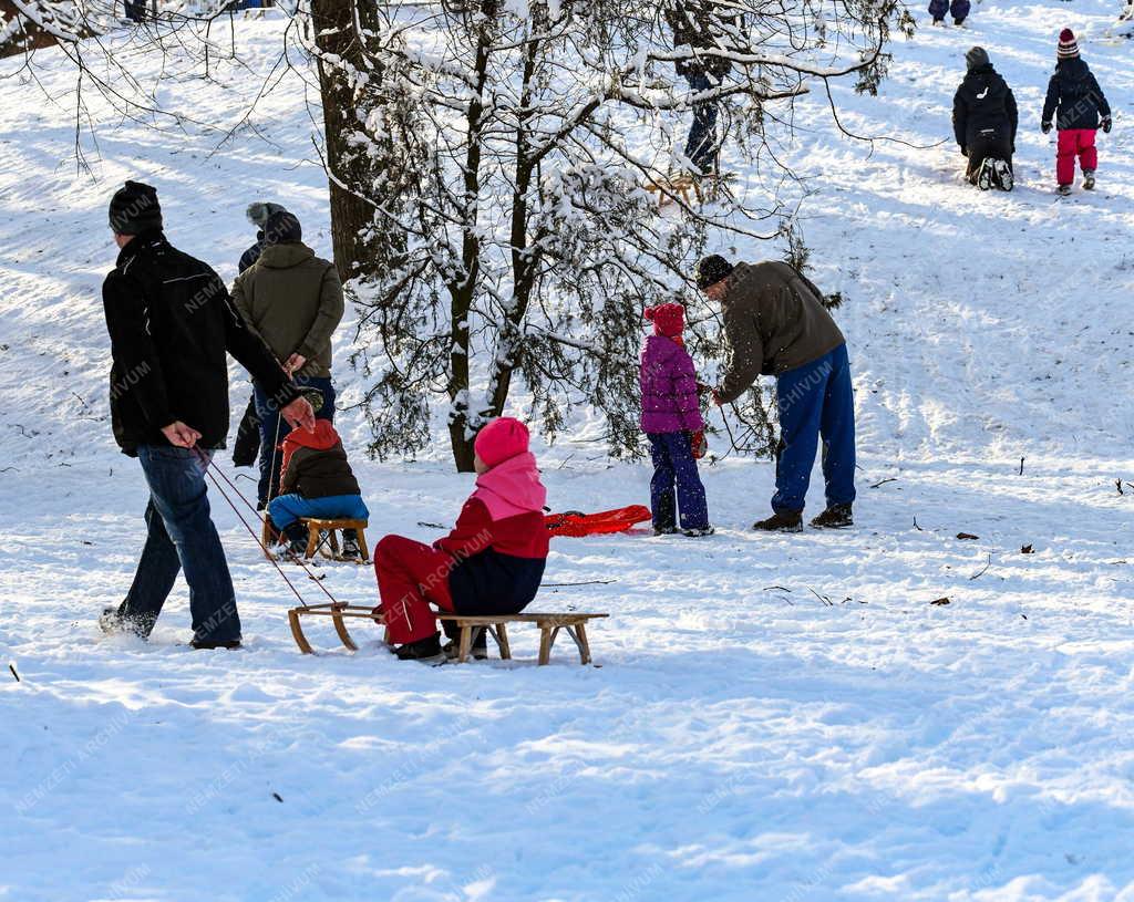 Szabadidő -  Téli szórakozás a debreceni Újkerti lakótelep szánkódombján