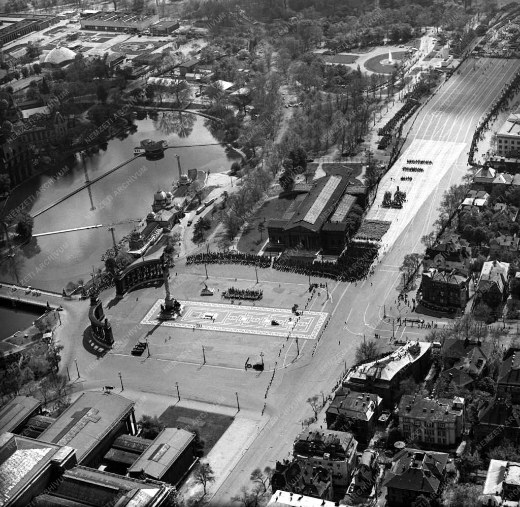 Városkép - Budapest - Felvonulás május elsején a fővárosban