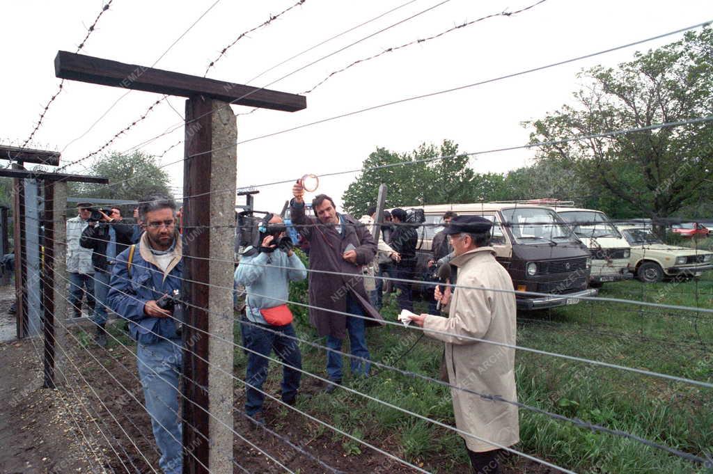 Külpolitika - Határőrség - Megkezdődött a vasfüggöny bontása