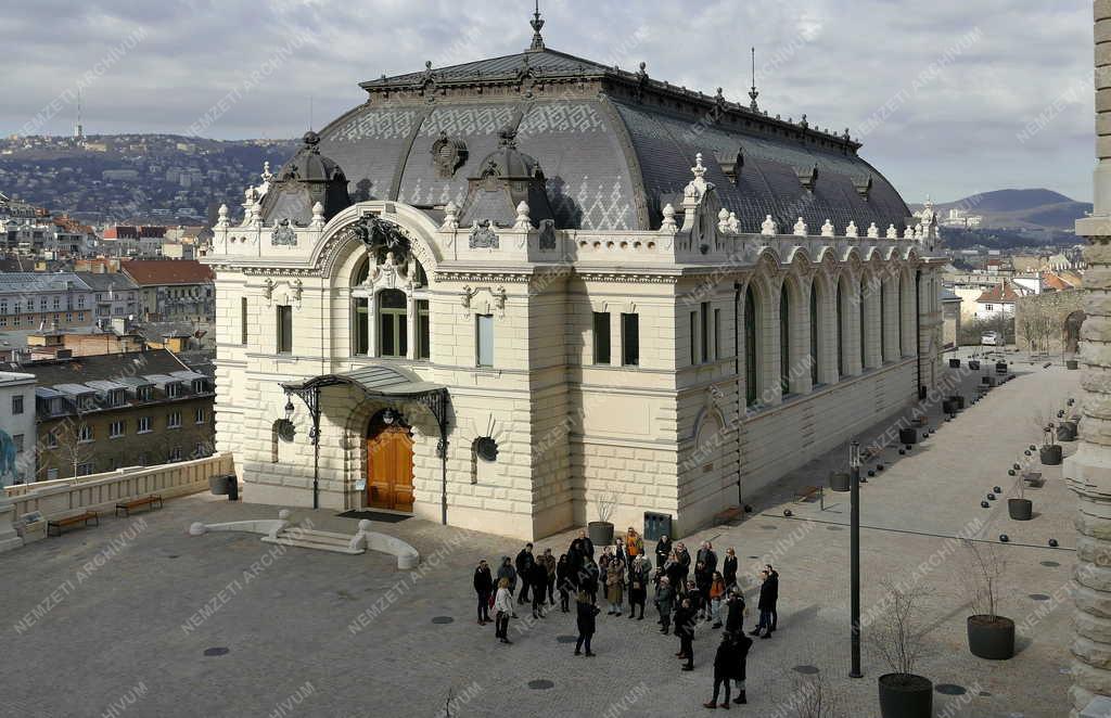 Idegenforgalom - Budapest - Külföldi turisták a Budai Várban