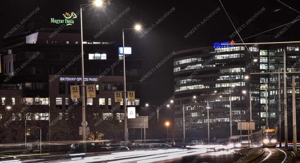 Városkép - Budapest - Esti fényben a Gateway Office Park