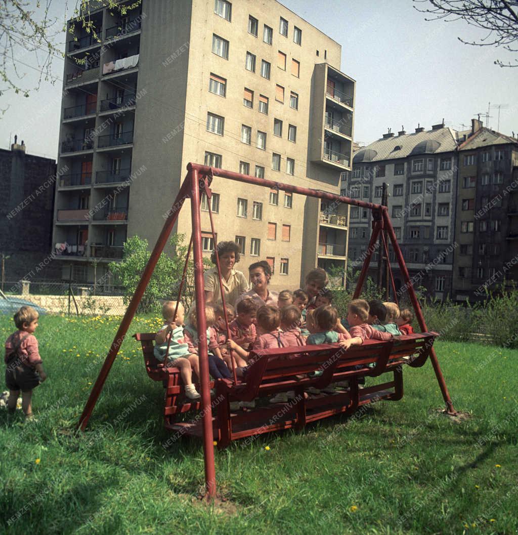 Életkép - Hintázó bölcsődések