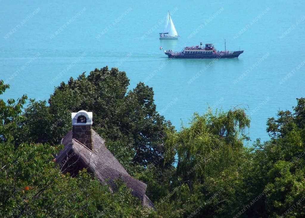 Tájkép - Tihany - Hajók a Balatonon