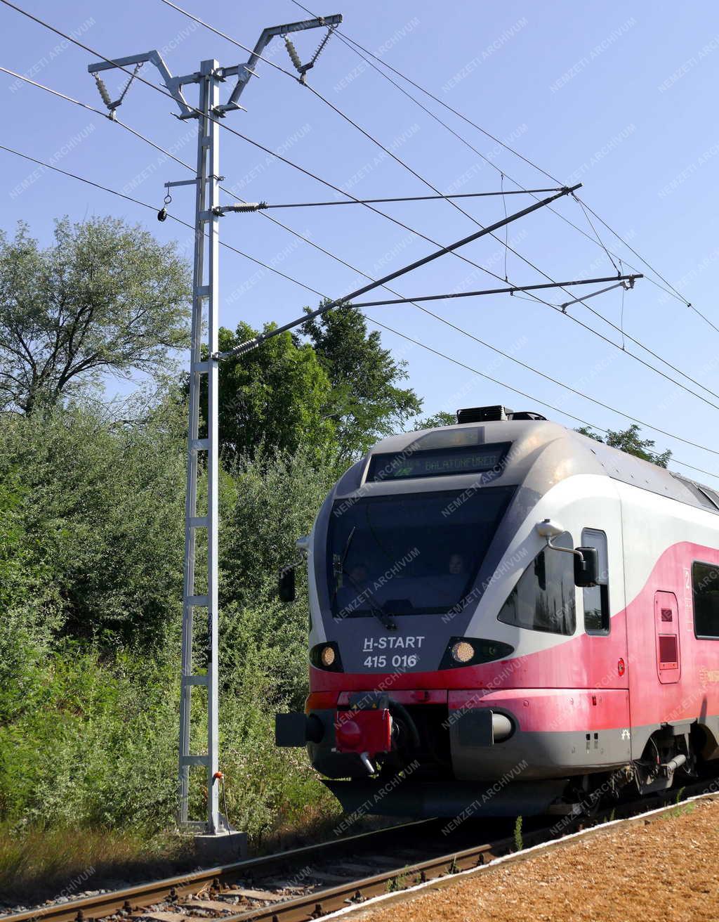 Közlekedés - Villamosították a Balaton északi partjára vezető vasútvonalat