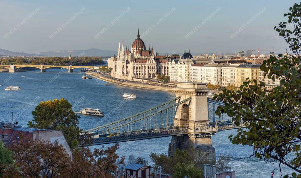 Városkép - Budapest - Az Országház épülete a Lánchíddal